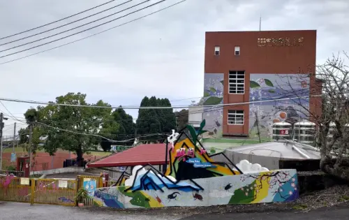 ▲嘉義縣竹崎鄉中興國民小學明（5）日繼續停止上班上課，返校日取消。（圖／GoogleMaps）