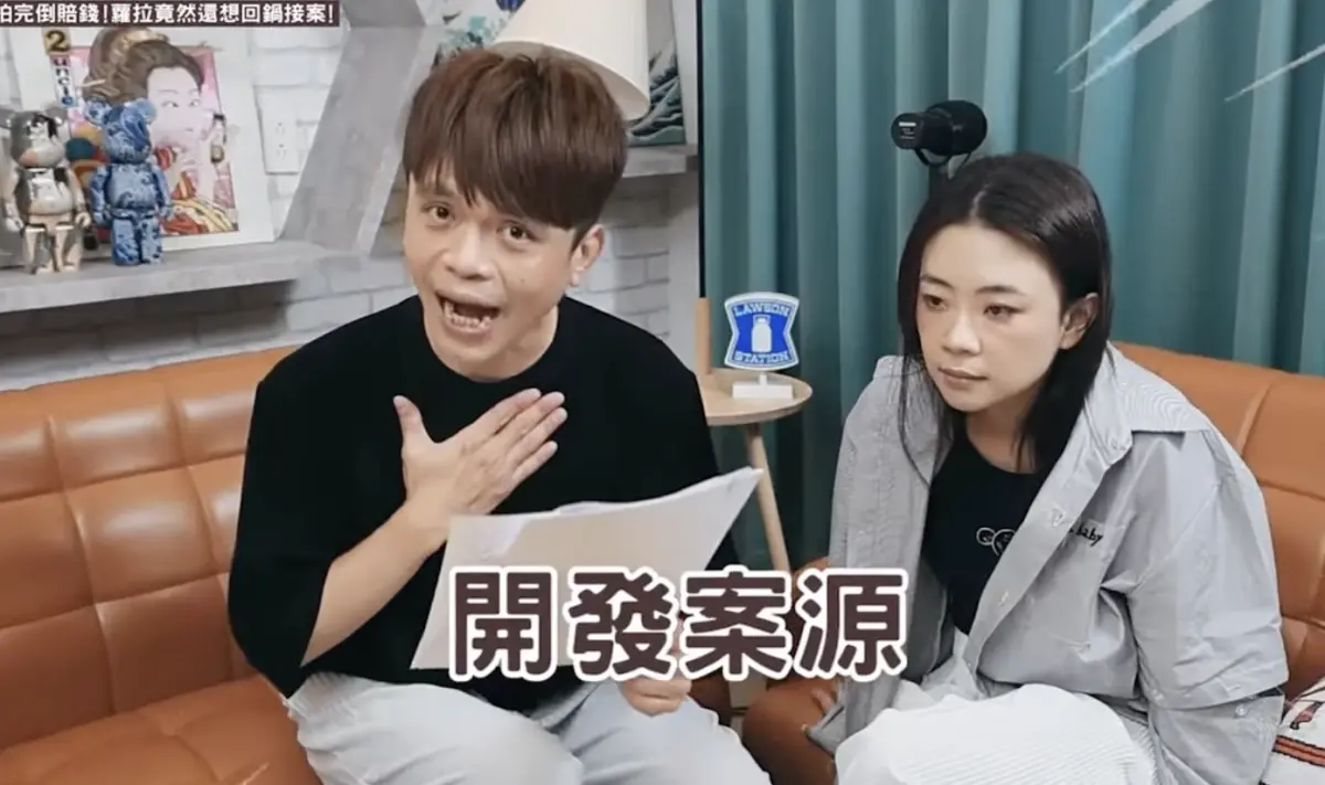 ▲蔡阿嘎（左）聽到蘿拉想回公司接案還債，傻眼喊，「比家寧腳本厲害」。（圖／翻攝自YouTube 蔡阿嘎）