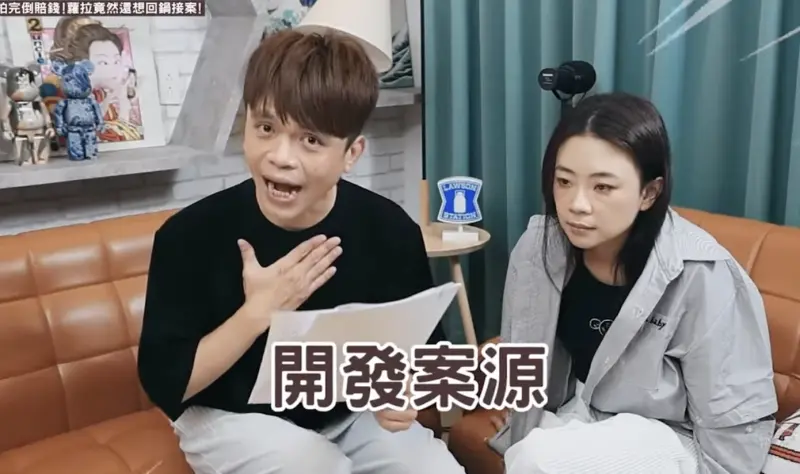 ▲蔡阿嘎（左）聽到蘿拉想回公司接案還債，傻眼喊，「比家寧腳本厲害」。（圖／翻攝自YouTube 蔡阿嘎）