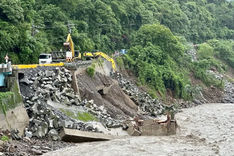 ▲高雄市山區在這次西南氣流豪雨災情中，不少聯外道路都受到重創。（圖／高雄市長陳其邁臉書）