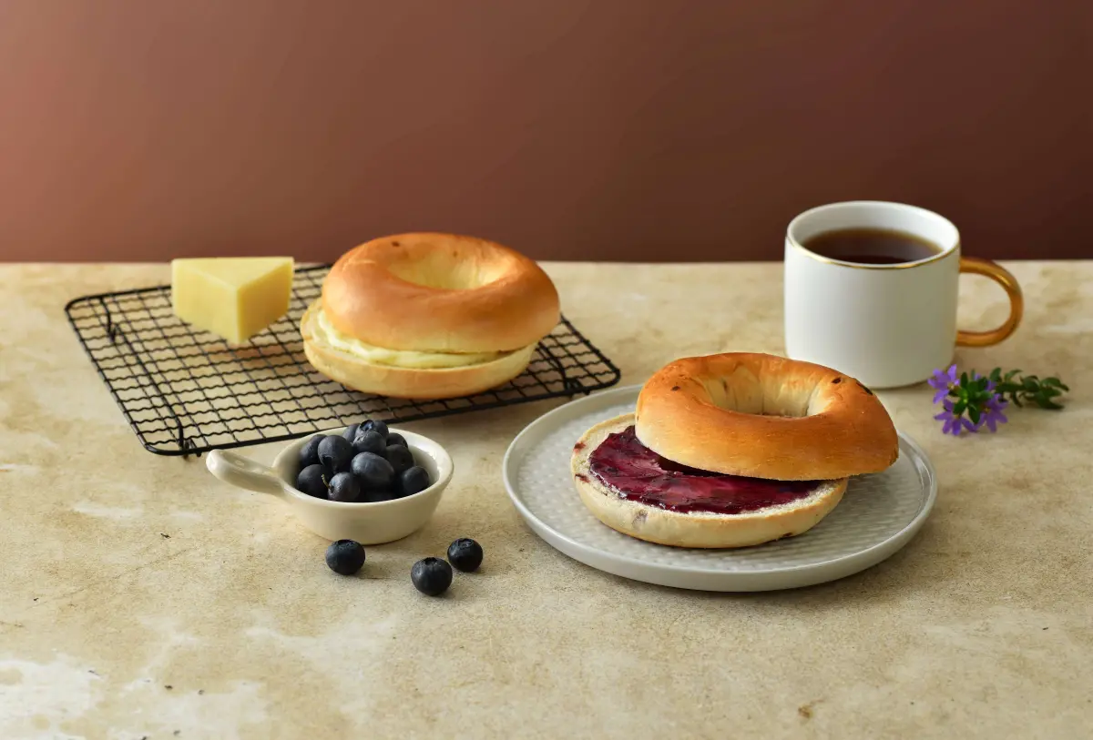 ▲「切達起司貝果」和「藍莓寒天貝果」的好滋味，堪稱「全民貝果」。（圖／業者提供）