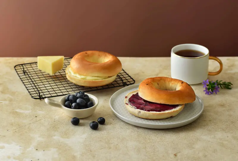 ▲「切達起司貝果」和「藍莓寒天貝果」的好滋味，堪稱「全民貝果」。（圖／業者提供）