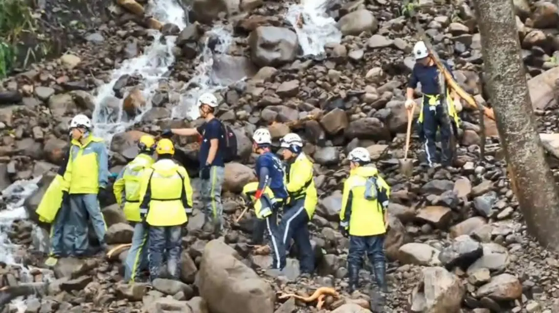 ▲高雄桃源南橫公路山區於7月30日晚間發生五口墜谷事故。今將持續出動46名人力與2架無人機投入搜救，但因山區間歇性降雨，搜救作業將視天候即時調整。（圖／翻攝畫面）