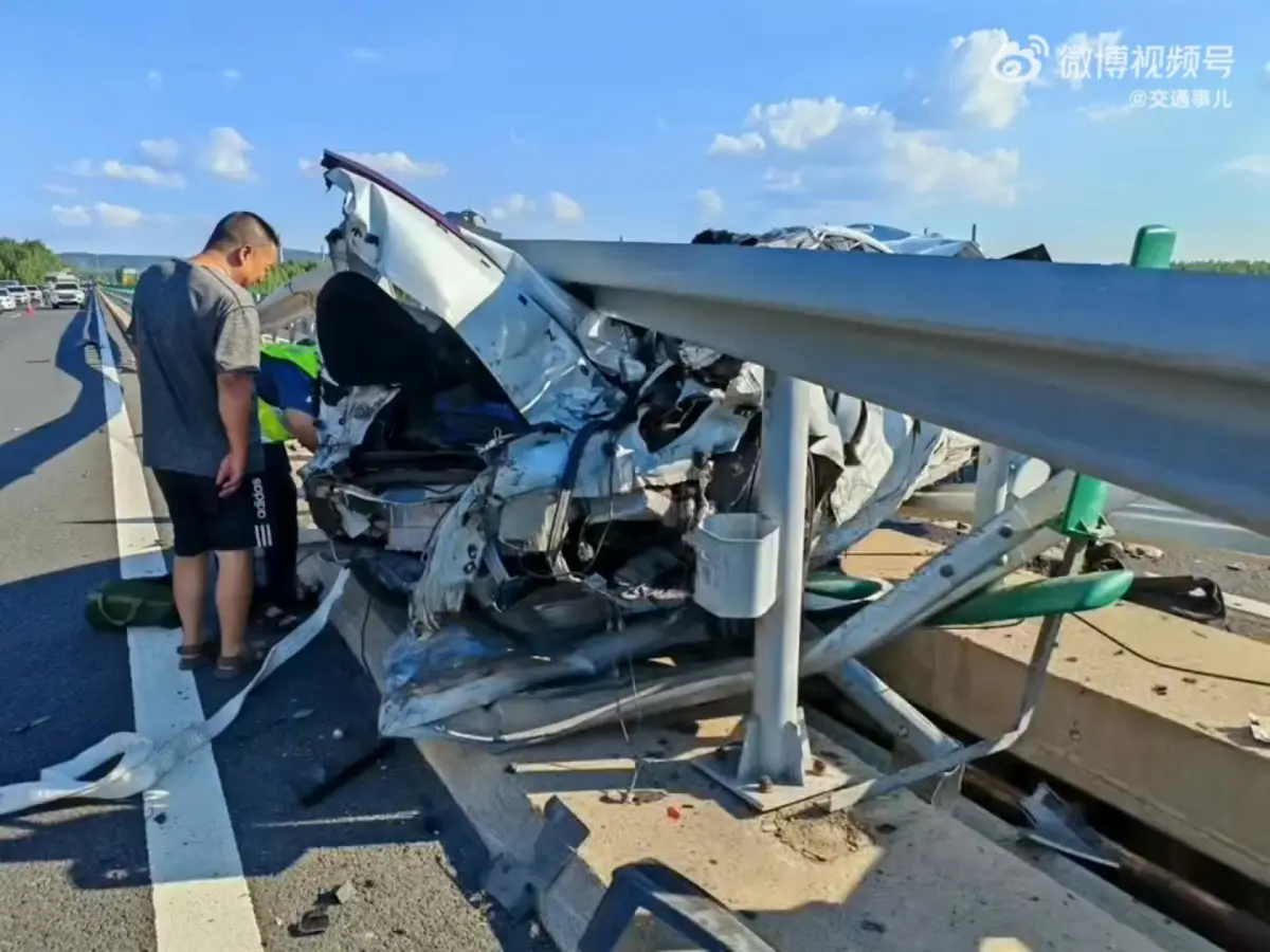 ▲中國山西一對情侶，日前出門遊玩時遇到重大車禍，車身幾乎全毀，但兩人幸運逃過死劫，僅有皮外傷。（圖／翻攝自微博）
