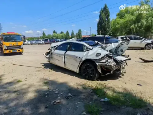 ▲中國山西一對情侶，日前出門遊玩時遇到重大車禍，車身幾乎全毀，但兩人幸運逃過死劫，僅有皮外傷。（圖／翻攝自微博）