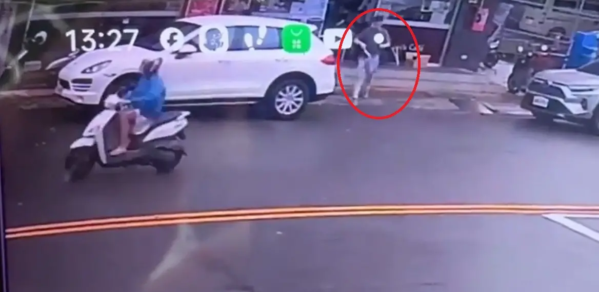 ▲黃姓嫌犯與一名同夥開車前往超商，由同夥先進入超商確認詹男身分，黃男行凶後持刀走出超商，將凶刀藏在包包內。（圖／民眾提供）