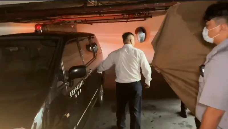 ▲無限夢想公司總經理詹智能遭砍殺身亡，檢察官先到現場勘驗後到醫院進行相驗。（圖／翻攝畫面）