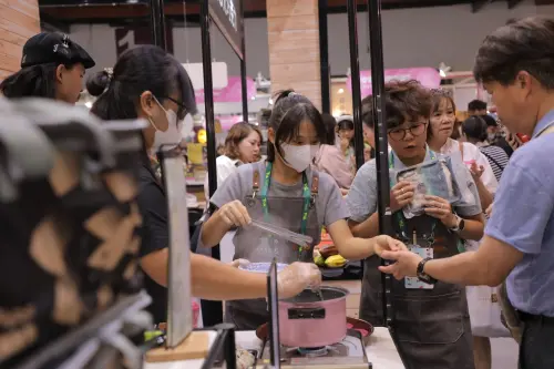 民眾與屏東館參展業者互動熱烈,直呼好吃、好玩、又好拿,熱鬧氛圍直逼現場市集 ▲民眾與屏東館參展業者互動熱烈,直呼好吃、好玩、又好拿,熱鬧氛圍直逼現場市集。(圖/屏東縣府提供)