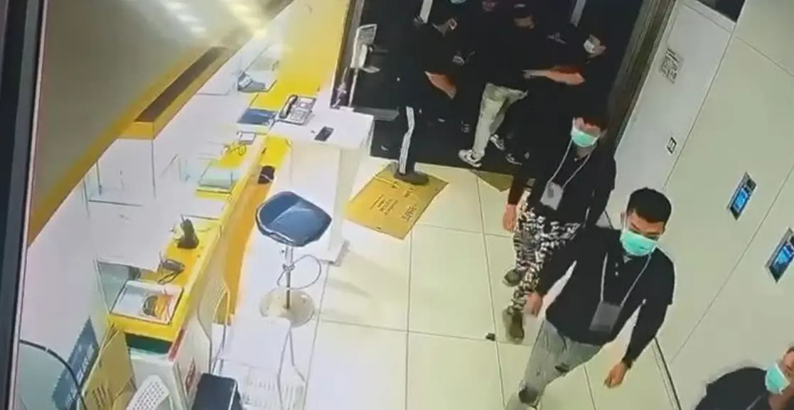 ▲黑衣人闖入高雄左營博田醫院，其中帶頭者陳男竟是醫院前任保全主管，橋檢複訊後，今晚向法院聲押禁見，其餘人則交保或請回。（圖／翻攝畫面）