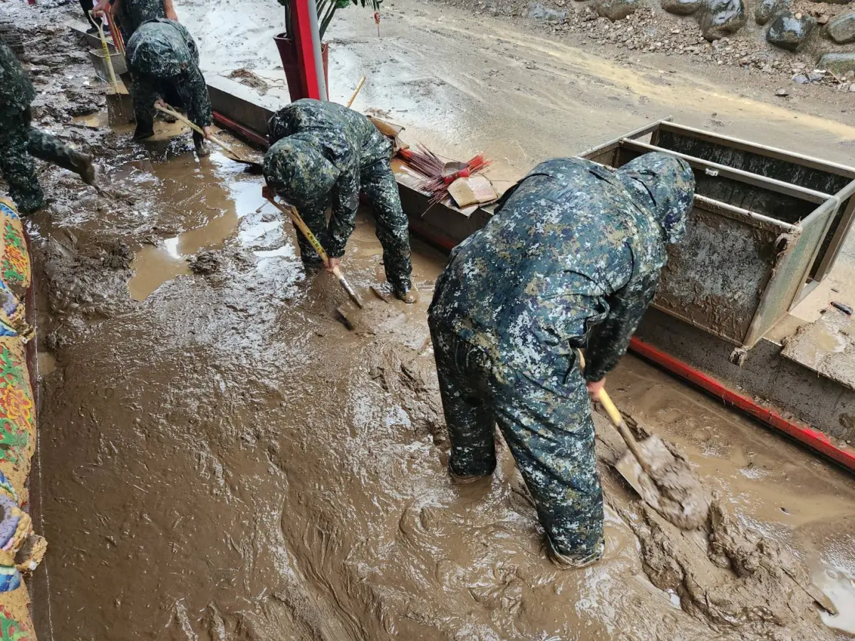 ▲第4作戰區官兵不畏環境艱困，協助南部山區執行泥沙清淤任務。（圖／記者莊全成翻攝）