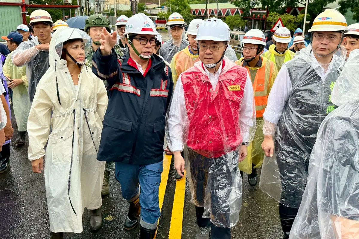 ▲ 陳其邁今天陪同卓揆前往六龜山區勘災時表示，此次災情後續整治，所需總經費約10億元，盼中央給予專案補助。（圖／高市府提供）