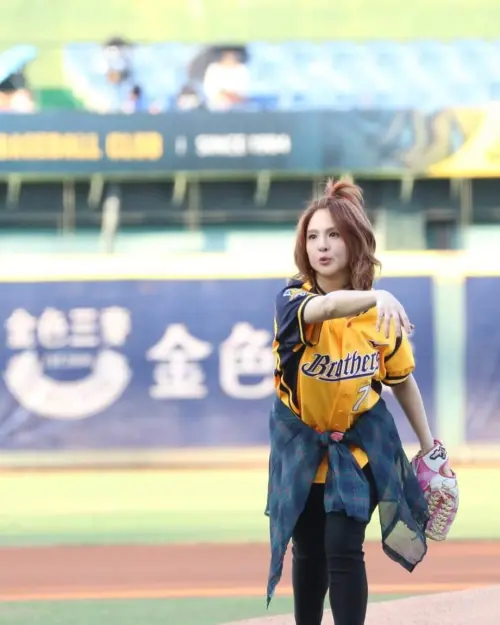 ▲出道前的郭靜,曾擔任中華職棒誠泰Cobras的啦啦隊員。(圖/翻攝自郭靜臉書) ▲出道前的郭靜,曾擔任中華職棒誠泰Cobras的啦啦隊員。(圖/翻攝自郭靜臉書)