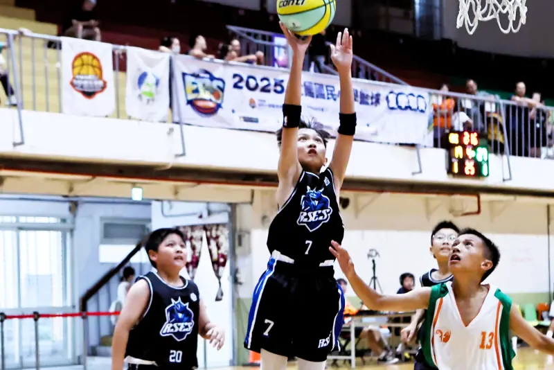 ▲開幕賽由地主瑞穗國小迎戰美群國小，儘管平均身材較為矮小，開賽施展快打旋風取得8：2領先。(圖/小學體總提供)