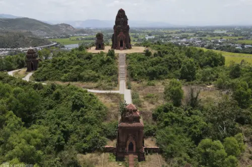 越南千年占婆塔遭破壞　塗鴉刻字加蝙蝠糞便髒亂不堪
