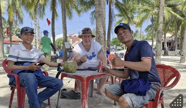 ▲越南峴港山茶半島管理處員工潘清征（Phan Thanh Trinh）、范如東（Phạm Nhữ Đông），協助澳洲遊客找回在海灘遺失的訂婚鑽戒。（圖／翻攝自VNExpress）