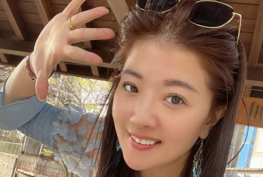 ▲侯沁潔3日因拒絕盤查踩油門逃逸，追逐她的警察因此受傷，她喊冤自己的傷比警察還重，嗆警「做賊喊抓賊」。（圖／翻攝自侯沁潔臉書）