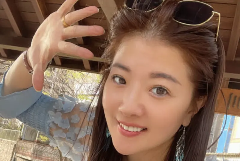 ▲侯沁潔3日因拒絕盤查踩油門逃逸，追逐她的警察因此受傷，她喊冤自己的傷比警察還重，嗆警「做賊喊抓賊」。（圖／翻攝自侯沁潔臉書）