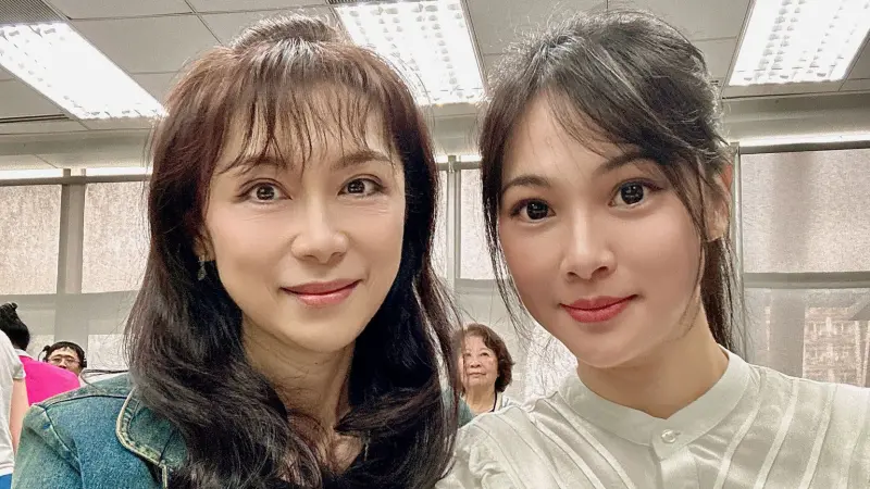 ▲淡出演藝圈多年的熊家婕（右）近日罕見現身公益慶生活動，與周子寒（左）合照曝光後驚艷網友，超凍齡美貌引發熱議，也讓她與李紫嫣的母女話題再次受到關注。（圖／翻攝自周子寒臉書）