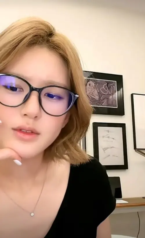 ▲趙露思在直播中控訴自己被公司鎖在酒店中驅魔。（圖／翻攝自微博）