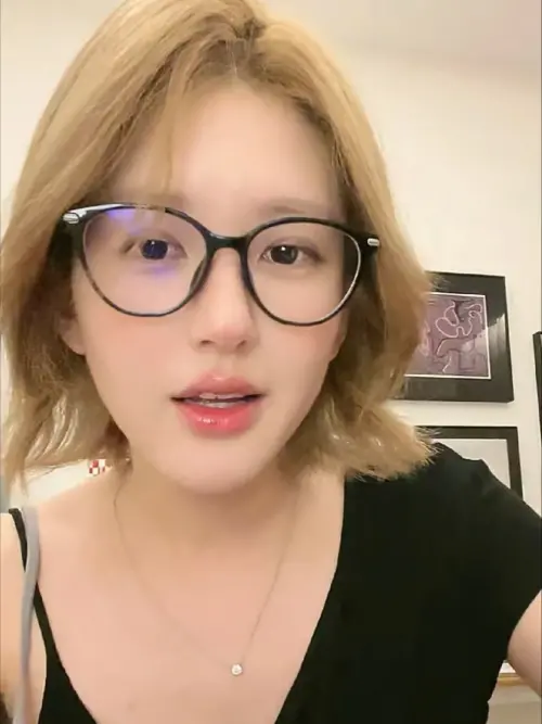 ▲趙露思回憶自己當時生病時，家人在一旁聽到她「被下蠱」時，哭得泣不成聲。（圖／翻攝自微博）