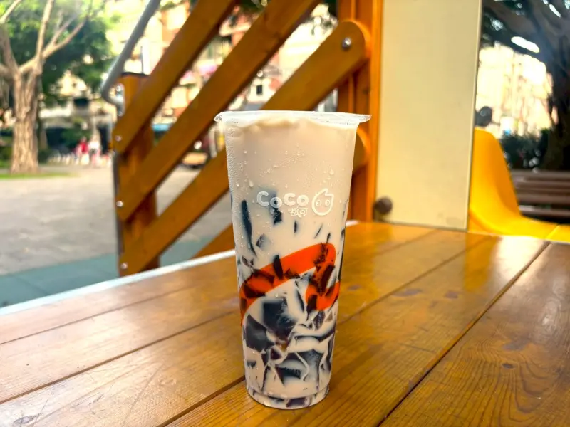 ▲8月暑假父親節開喝手搖飲料優惠！CoCo都可週三好友日「手作仙草凍乳買一送一」、父親節優惠2杯88元；清心福全聯名變種吉娃娃、滿額送小燈箱；五桐號foodpanda外送65折。（圖／CoCo都可提供）