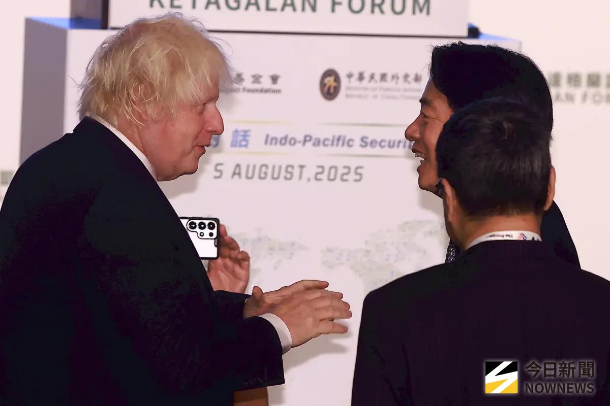 ▲總統賴清德出席第9屆「凱達格蘭論壇：2025印太安全對話」，與英國前首相強生寒暄。（圖／記者葉政勳攝，2025.08.05）