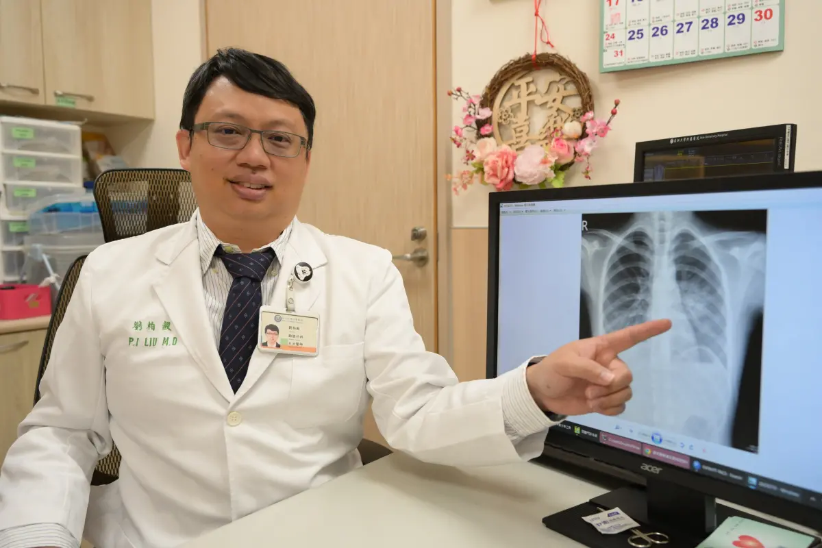 ▲胸腔外科劉柏毅醫師透過手術切除女童肺部囊腫，以降低未來癌化風險。(圖／醫院提供2025.8.5)