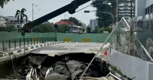 驚見天坑！女駕駛「連人帶車摔落路中央」　BBC：星國移工立大功
