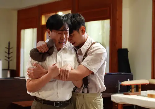 尹昭德(右)和楊子儀在《寶島西米樂》中飾演師兄弟。圖/台視 ▲尹昭德(右)和楊子儀在《寶島西米樂》中飾演師兄弟。圖/台視