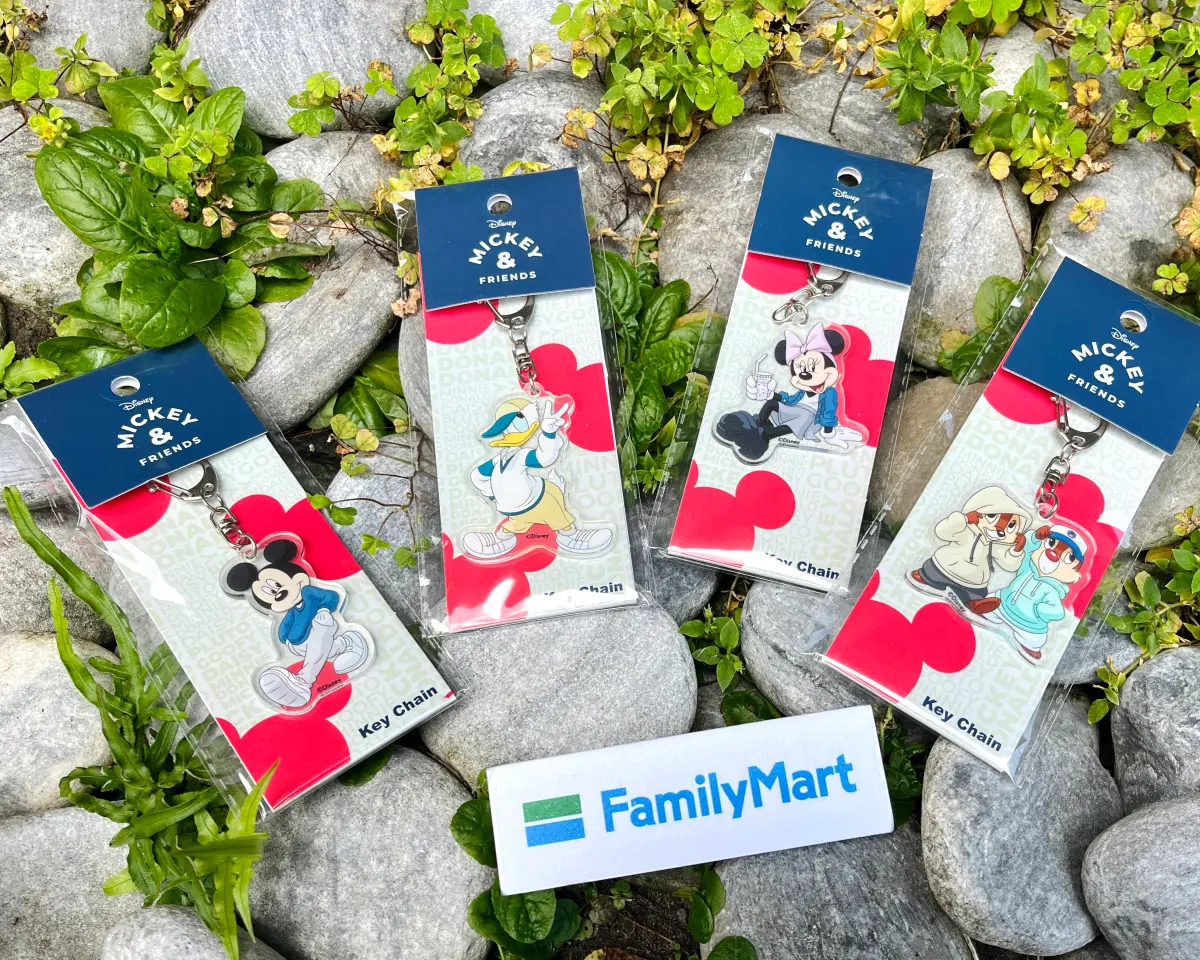 ▲全家購買20 元(含)以上指定飲料、冰品、酷繽沙，任6件即可免費獲得迪士尼系列壓克力鑰匙圈一個。（圖／全家提供）