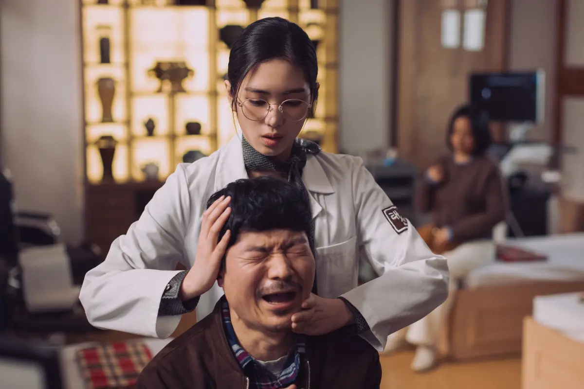 ▲《TWELVE》角色海報與劇照正式公開，雷嘉汭（後）飾演象徵蛇的天使鈴鐺，擁有治癒的能力。（圖／Disney+提供）