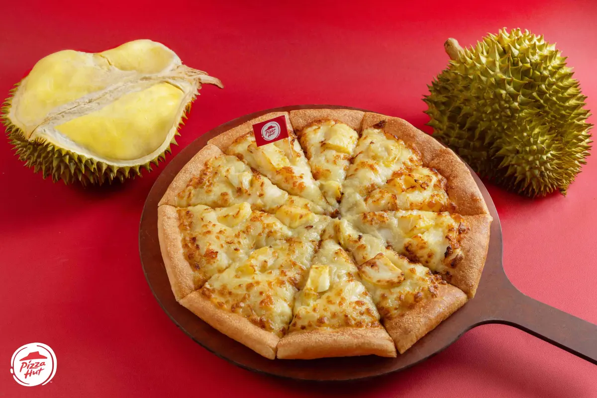 ▲台灣必勝客真的臭了，睽違6年今回歸開賣「黃金榴槤披薩」，香濃金枕頭榴槤搭配牽絲莫札瑞拉起司，獨特濃郁「最敢挑戰味蕾的披薩」限時三週539元優惠。堤諾8月開吃首爾醬燒牛披薩。（圖／必勝客提供）