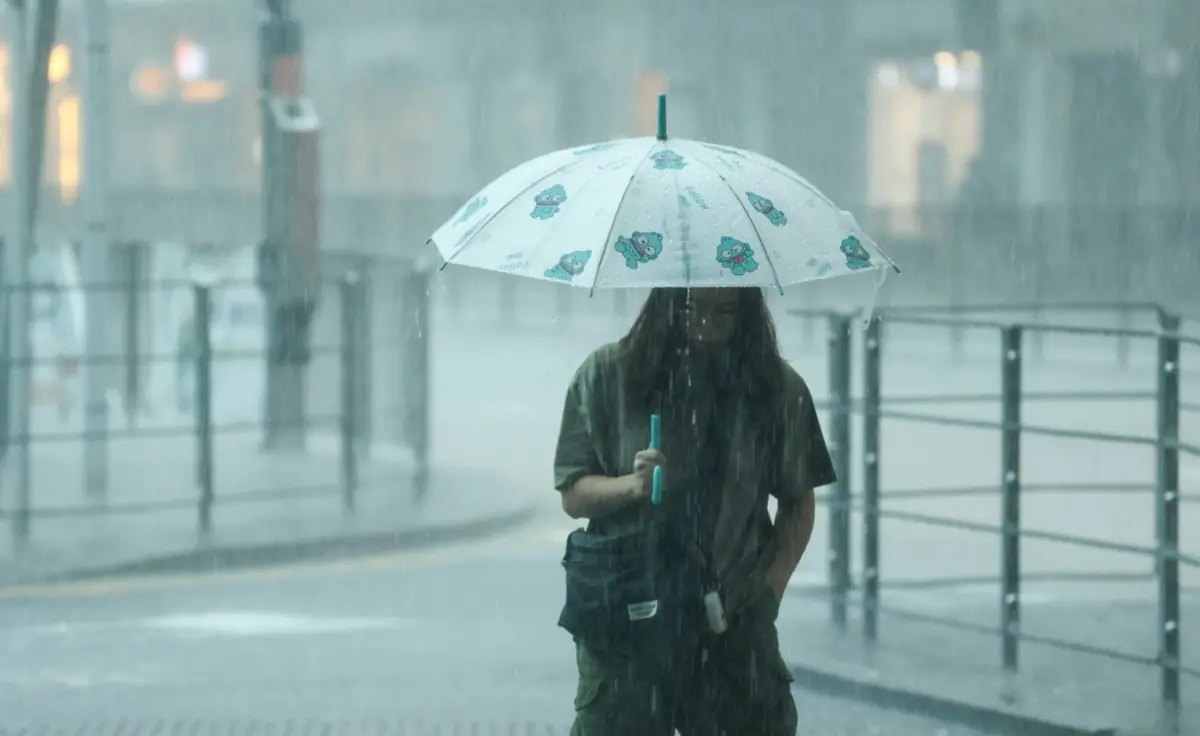 ▲香港5日上午發出今年第4個「黑色暴雨」警告。（圖／翻攝自香港01）