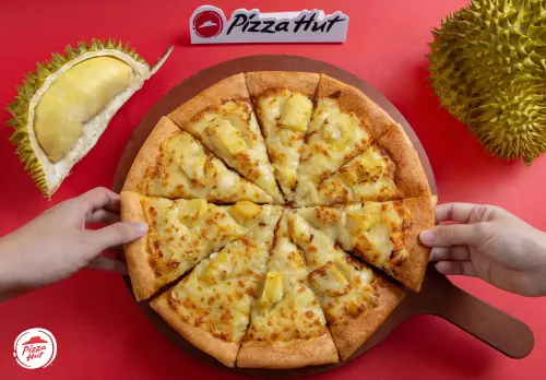 ▲必勝客「黃金榴槤披薩」獨特香濃還會牽絲。（圖／必勝客提供）