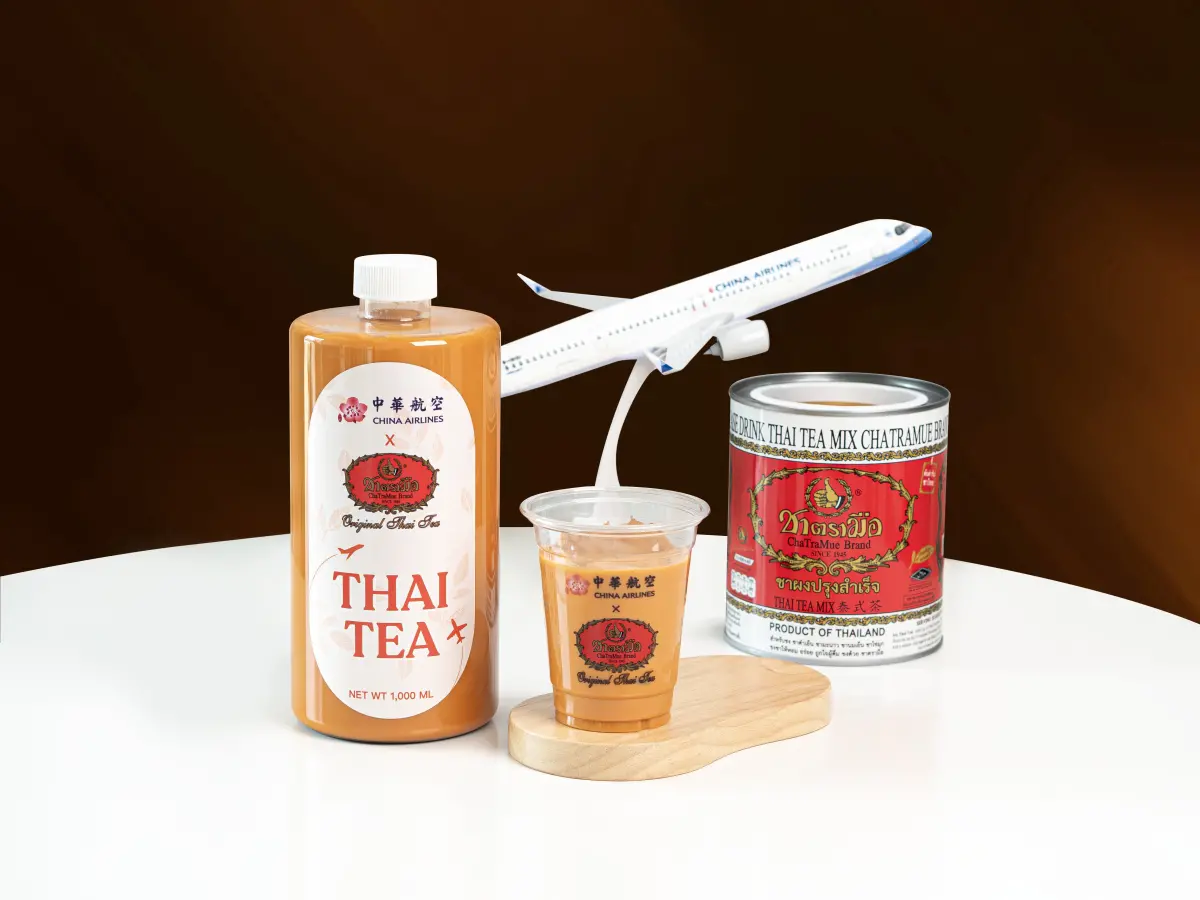 ▲中華航空機上餐將可喝到泰國國民茶飲品牌 ChaTraMue 的「泰式奶茶 (Thai Tea) 」，8月18日起限定曼谷出發飛往台北及高雄的航班全艙等供應。（圖／華航提供）