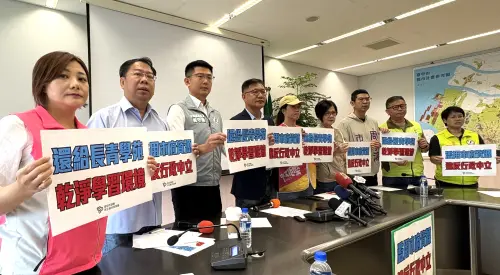 ▲台中市議員民進黨團與「中三拒瓔」罷團批評后里長青學苑行政不中立。（圖／記者顏幸如攝，2025.08.05）