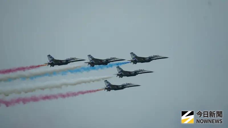 ▲勇鷹高教機接棒AT-3教練機，成為雷虎小組新一代表演機。（圖／記者呂炯昌攝，2025.08.05）