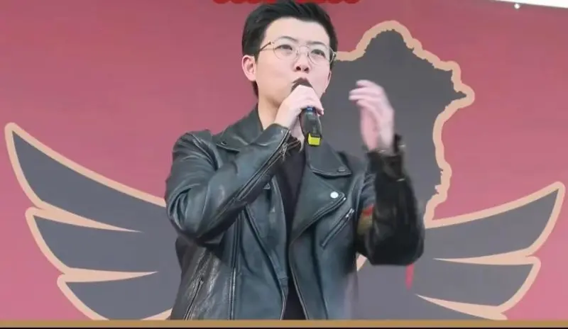 ▲台北市議員苗博雅曾站在納粹鷹的舞台上，國民黨立委羅智強要她出面給交代。（圖／翻攝自羅智強臉書）