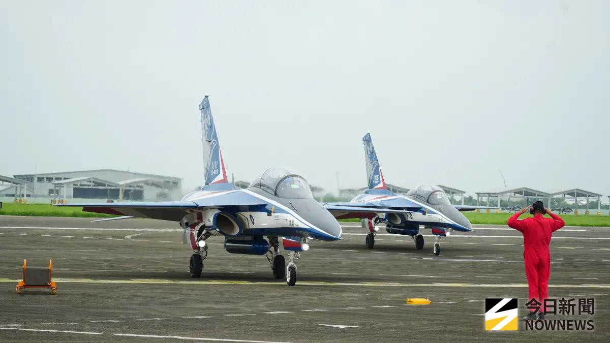 勇鷹高教機傳煞車失效滑進草地 空軍：人員平安、飛機輕損