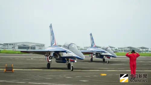 勇鷹高教機傳煞車失效滑進草地　空軍：人員平安、飛機輕損
