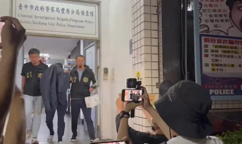 ▲黃男4日被依殺人罪嫌移送台中地檢署偵辦，法官今裁定收押禁見。（圖／翻攝畫面）