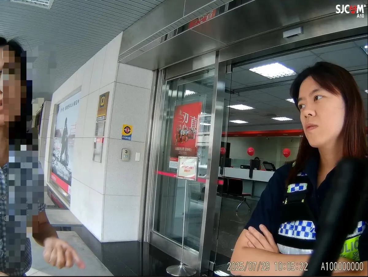 ▲員警詢問婦人是要支付何類貨款?支付給誰?婦人竟都答不出來，最後才承認是在網路上看到一則投資廣告，聲稱「穩賺不賠、每日高獲利」，並聽從對方指示提領現金準備匯款（圖/記者鄧力軍翻攝）