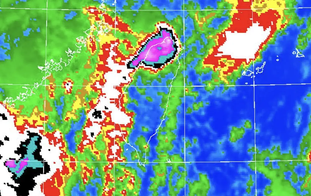 ▲今（5）日北台灣受「熱力作用」影響，對流一波波在大台北上空發展出來。（圖／中央氣象署）