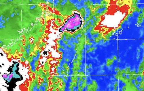 ▲今（5）日北台灣受「熱力作用」影響，對流一波波在大台北上空發展出來。（圖／中央氣象署）