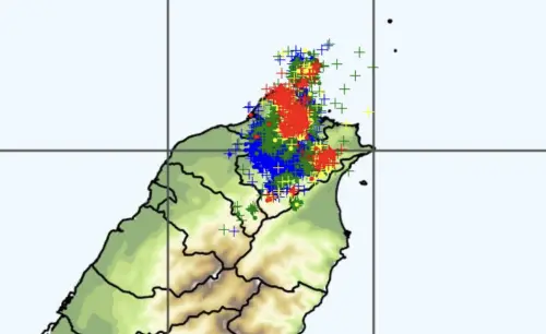大台北各地不只豪雨轟炸,閃電、雷聲更是此起彼落,閃電數據相當密集。(圖/中央氣象署) ▲大台北各地不只豪雨轟炸,閃電、雷聲更是此起彼落,閃電數據相當密集。(圖/中央氣象署)