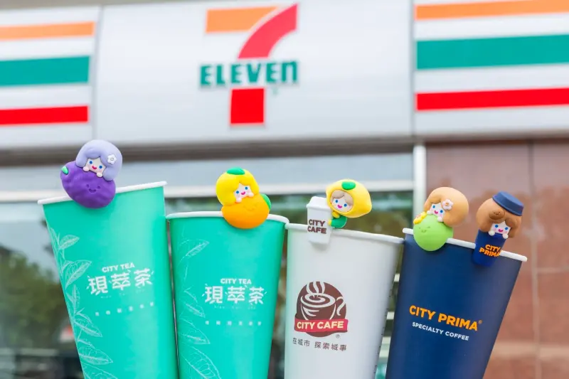 ▲7-11自明（6）日起購買CITY全系列指定飲品滿150元，即贈韓國超人氣限量「RiCO夏日果物」杯緣子。（圖／7-11提供）