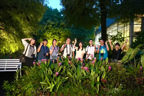 ▲「跟著星星點點去旅行─農村夜遊派對」登場，首發團夜探田尾，在菁芳園湖水邊賞夜景茶敘。（圖／南投分署提供）