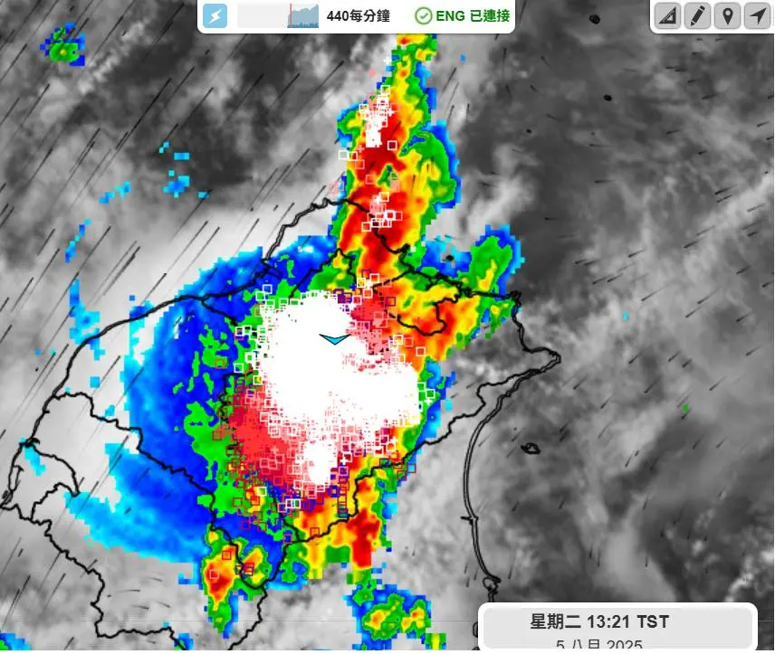 ▲北台灣今（5）日午後對流發旺盛，大台北天氣驟變，且觀測到每分鐘440次的閃電。（圖／天氣風險 WeatherRisk 臉書）