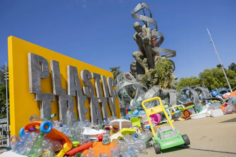 ▲《全球塑膠公約》第五輪第二階段談判會議（INC-5.2）今（5）在瑞士日內瓦舉行，場外一座被塑膠垃圾包圍的仿《沉思者》雕像，也成為現場一大亮點。（圖／美聯社／達志影像）