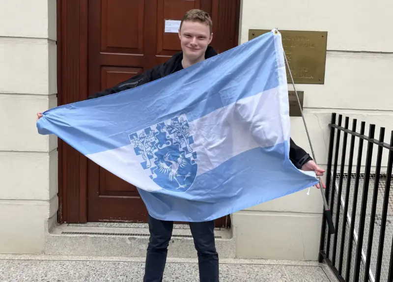 ▲20歲的英國男子傑克遜，自稱是「維爾迪斯自由共和國」的開國總統，還設計了專門的旗幟。（圖／翻攝自紐約郵報）
